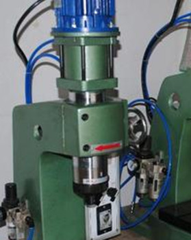 為什么氣壓鉚接機使用中鉚釘會發(fā)燙？