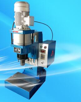 液壓鉚接機(jī)的模具有多少個(gè)？